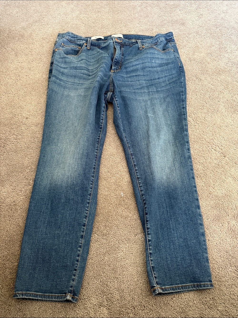Universal Thread Women’s Straight Leg Jeans - Medium Blue Wash